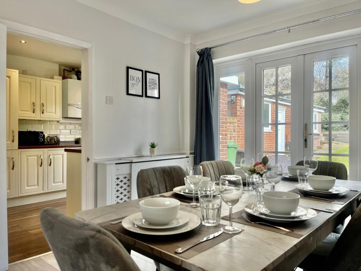 Stylish 3 Bed Chigwell Home With Free Parking 외부 사진