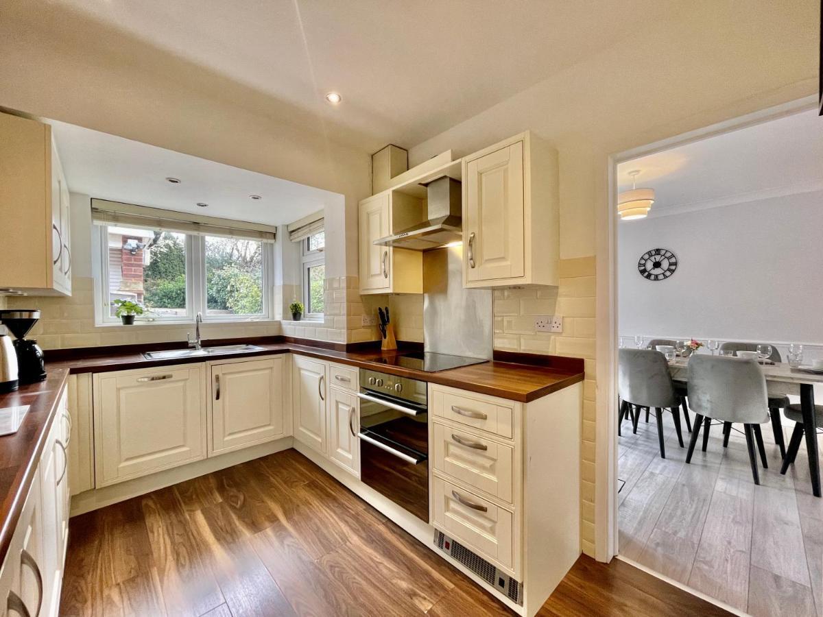 Stylish 3 Bed Chigwell Home With Free Parking 외부 사진
