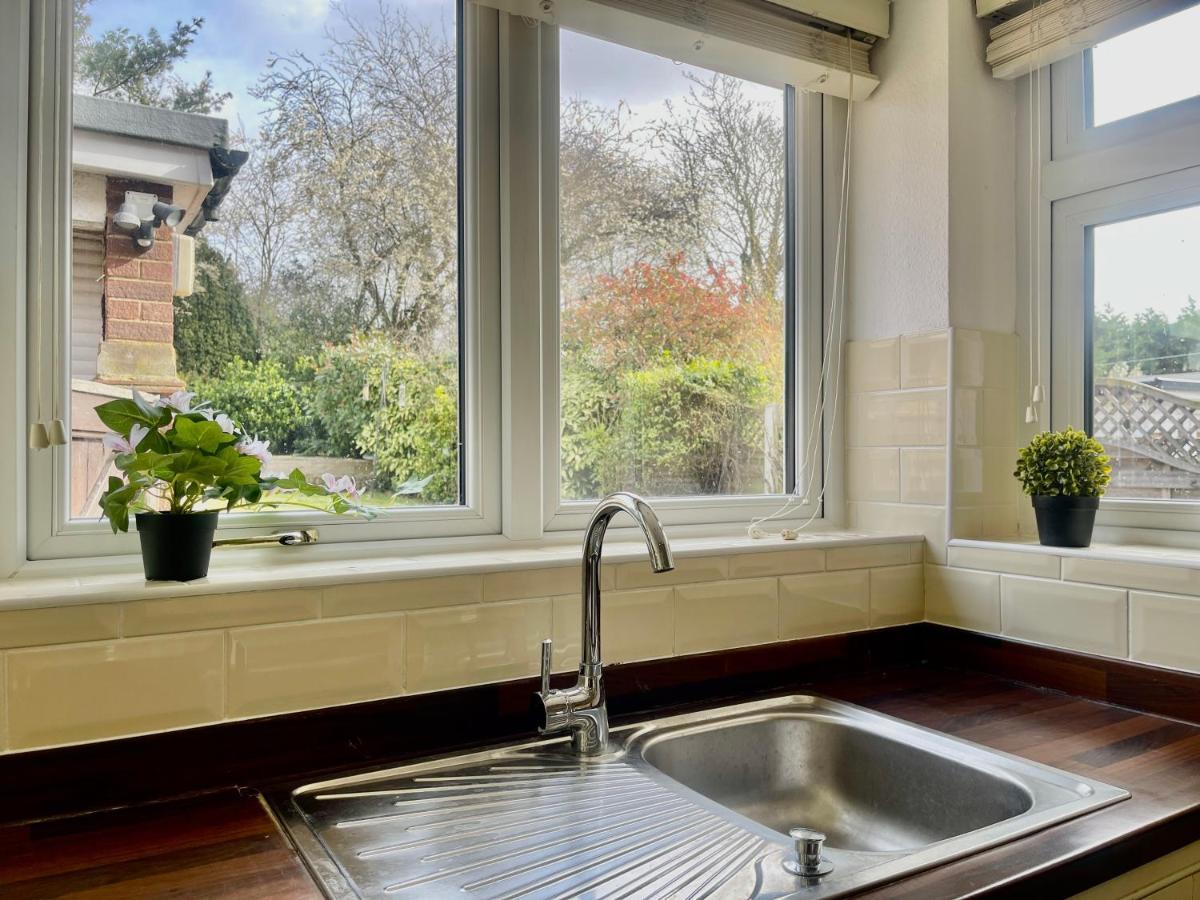 Stylish 3 Bed Chigwell Home With Free Parking 외부 사진